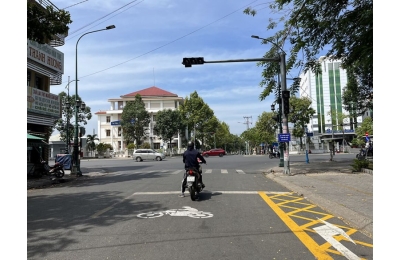 Vạch mắt võng là gì? Quy định cách đi khi gặp vạch kẻ đường mắt võng